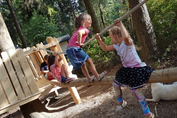 Spielplatz (Groß).jpg